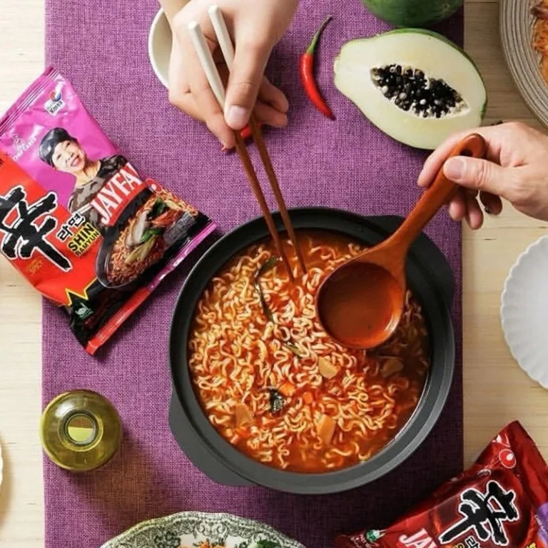 Greitai Paruošiami Makaronai Shin Ramyum- Tom Yum Skonio 123g – Nongshim - Image 2
