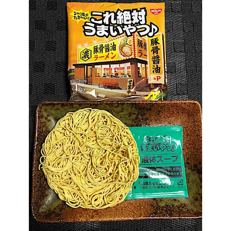 Greitai paruošiami makaronai „Kore Zettai Umai-Yatsu Premium“ Kuro Mayu Tonkotsu 315g (105g*3vnt) - Nissin - Image 4