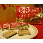 Japoniški šokoladu dengti vafliai „KitKat Mini Gold“ su dvisluoksniu sūdytos karamelės glaistu 104.4g - Nestle